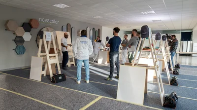 Il docente presenta il programma della giornata ai partecipanti, tra i cavalletti della sala corsi