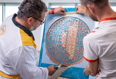 Un rosone color rame appena realizzato con lo stencil su un fondo azzurro