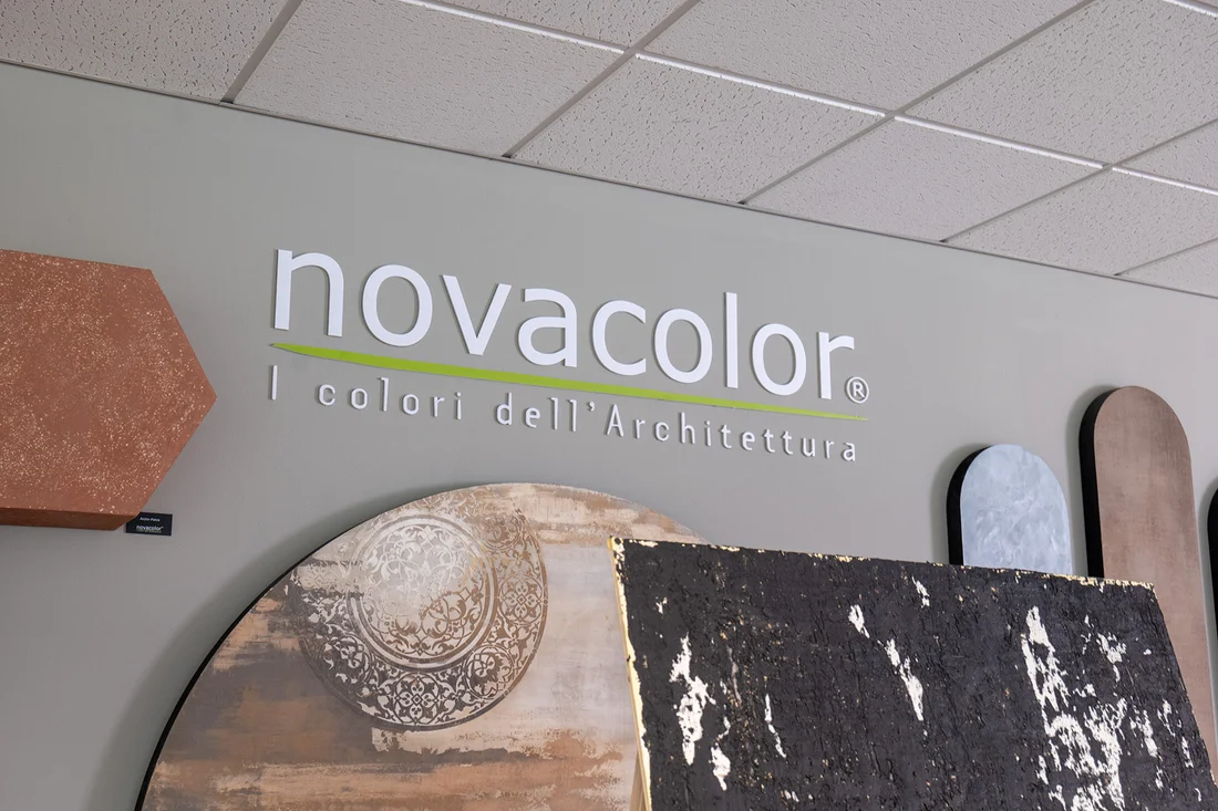 L’insegna Novacolor “I colori dell’Architettura” sulla parete della sala corsi