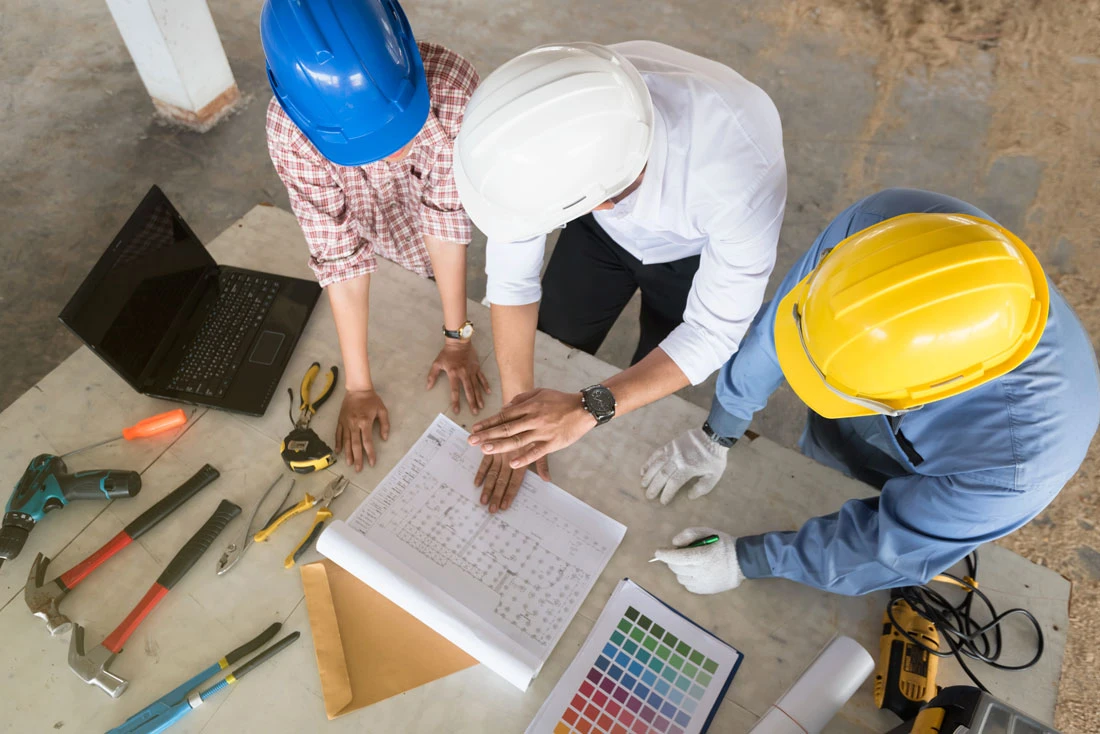 Tecnici in cantiere con i progetti e le mazzette colore