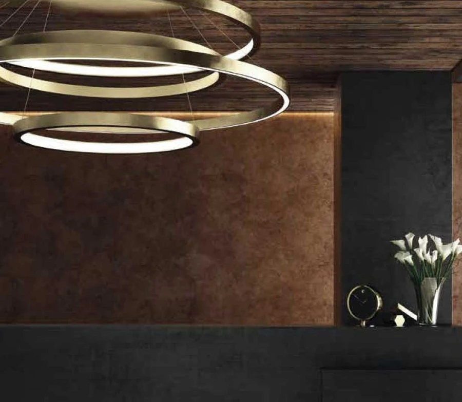 Interno con pareti decorate
